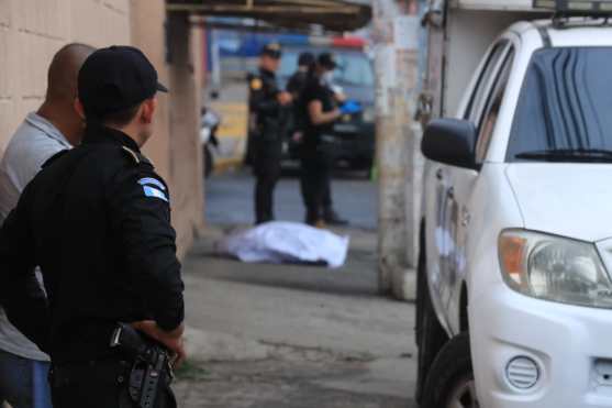 Agentes de la PNC y del Ministerio Público trabajan en la escena en Boca del Monte. Foto Prensa Libre: Juan Diego González.