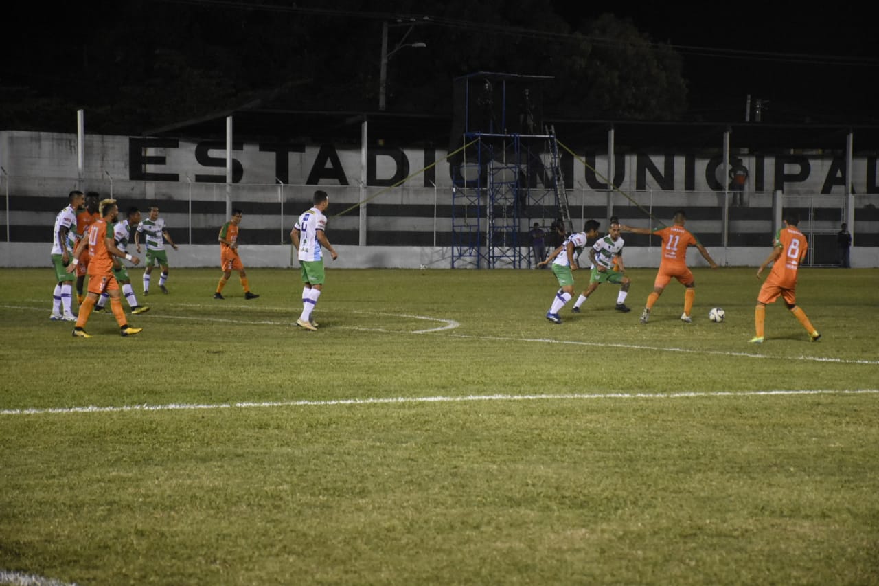 Acción durante el partido entre Siquinalá y Antigua. (Foto Prensa Libre: Carlos Paredes)