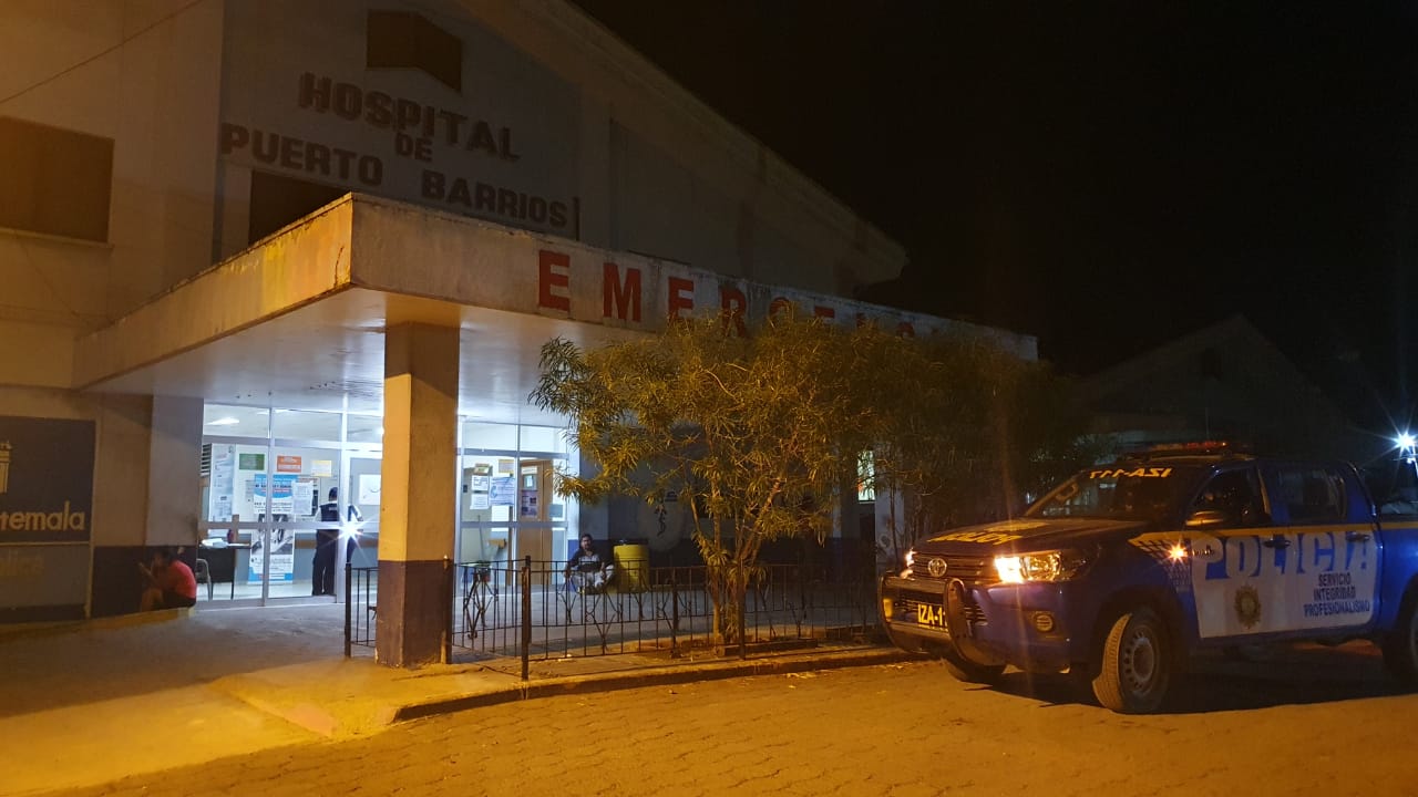 Las personas heridas fueron trasladadas al hospital de Puerto Barrios. (Foto Prensa Libre: Dony Stewart)