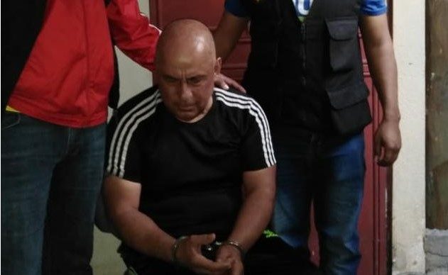 Orlando Krishna Alvarado es detenido por agentes de la Policía Nacional Civil en Izabal, en esa ocasión llevaba a su hijo de tres años. (Foto Prensa Libre: Hemeroteca PL) 