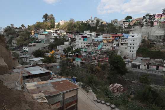 Un recorrido por el asentamiento más grande de Guatemala después del horario de toque de queda para evitar el Coronavirus. Foto Prensa Libre: Óscar Rivas