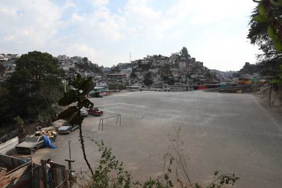 El campo Maracaná en la colonia la Fuente lucía desolado justo a las 16:15 de la tarde. Foto Prensa Libre: Óscar Rivas