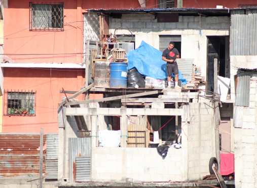 Algunos vecinos hablaban entre ellos de casa a casa. Foto Prensa Libre: Óscar Rivas