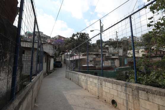 El "Puente del Diablo" ubicado en la 16 avenida y 18 calle final es uno de los lugares emblemáticos de este asentamiento, conecta a las colonias 5 de octubre con La Lourdes I. Foto Prensa Libre: Óscar Rivas