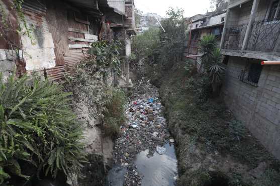 Debajo del Puente del Diablo puede observarse un estancamiento de agua residual, los vecinos piden que se les ayude ya que es un criadero de zancudos y de varios animales. Foto Prensa Libre: Óscar Rivas