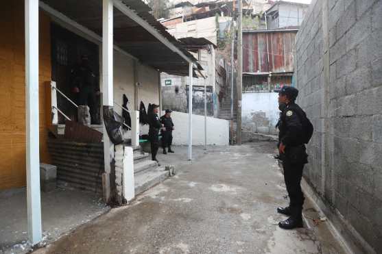 Justo en el límite entre las colonias Loudes I y Lourdes II se encuentra un grupo de agentes de la PNC que no se mueve del lugar durante todo el año, según indicaron los agentes. Foto Prensa Libre: Óscar Rivas