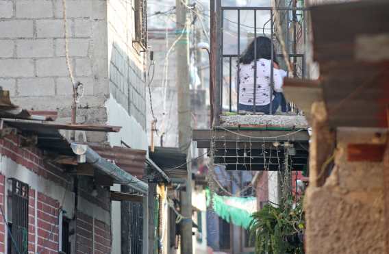 Algunos jóvenes hacían sus tareas dentro de casa. Foto Prensa Libre: Óscar Rivas