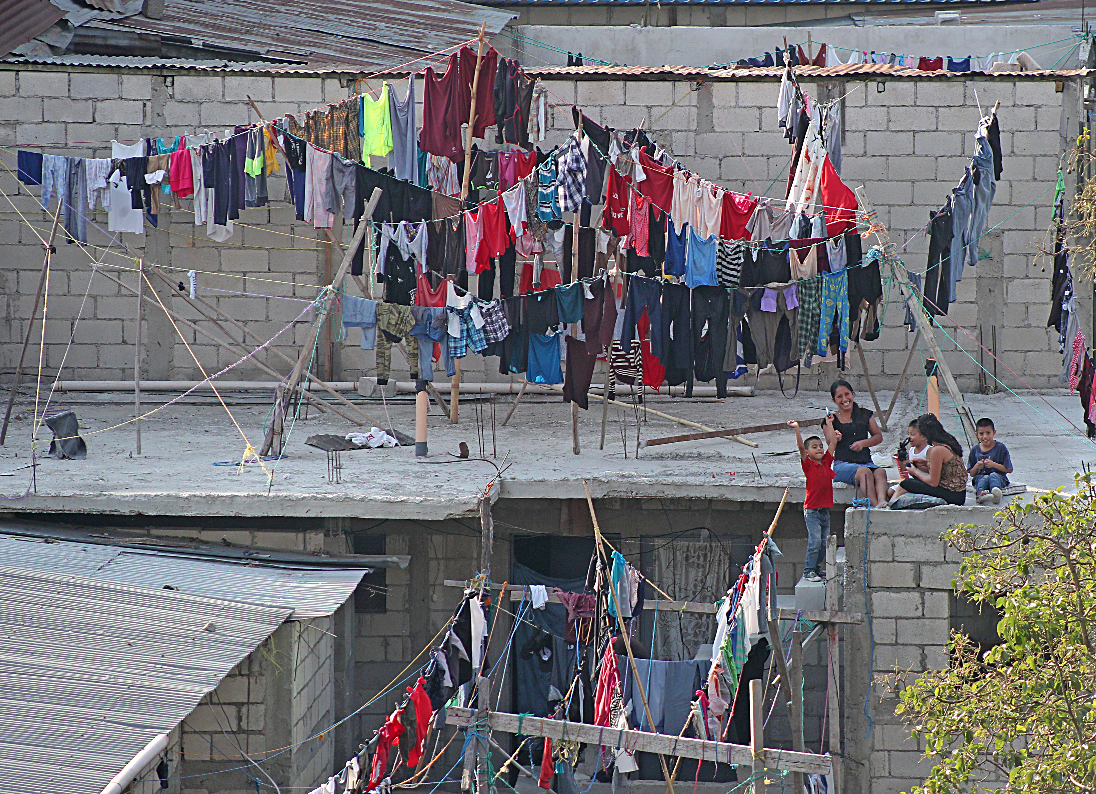 Algunas familias jugaban con los niños dentro de sus casas. Foto Prensa Libre:  Óscar Rivas