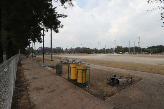 La tarde de un sábado contrasta con el vació del Campo Marte, en este lugar se llevan a cabo varios encuentros deportivos ese día. Foto Prensa Libre: Óscar Rivas