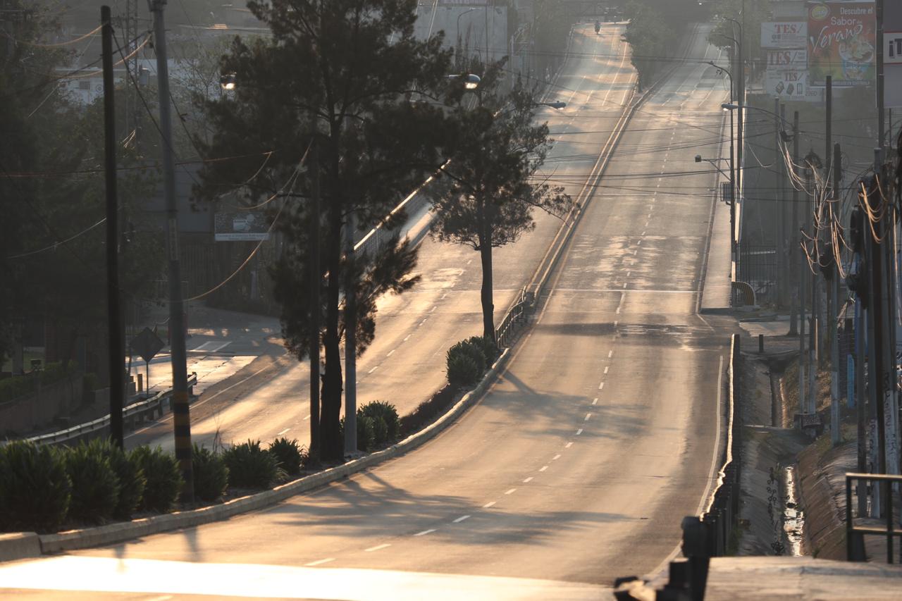 La cuarentena por coronavirus deja las calles de la ciudad de Guatemala vacías, y las personas se resguardan en sus viviendas en el toque de queda. (Foto Prensa Libre: Oscar Rivas)