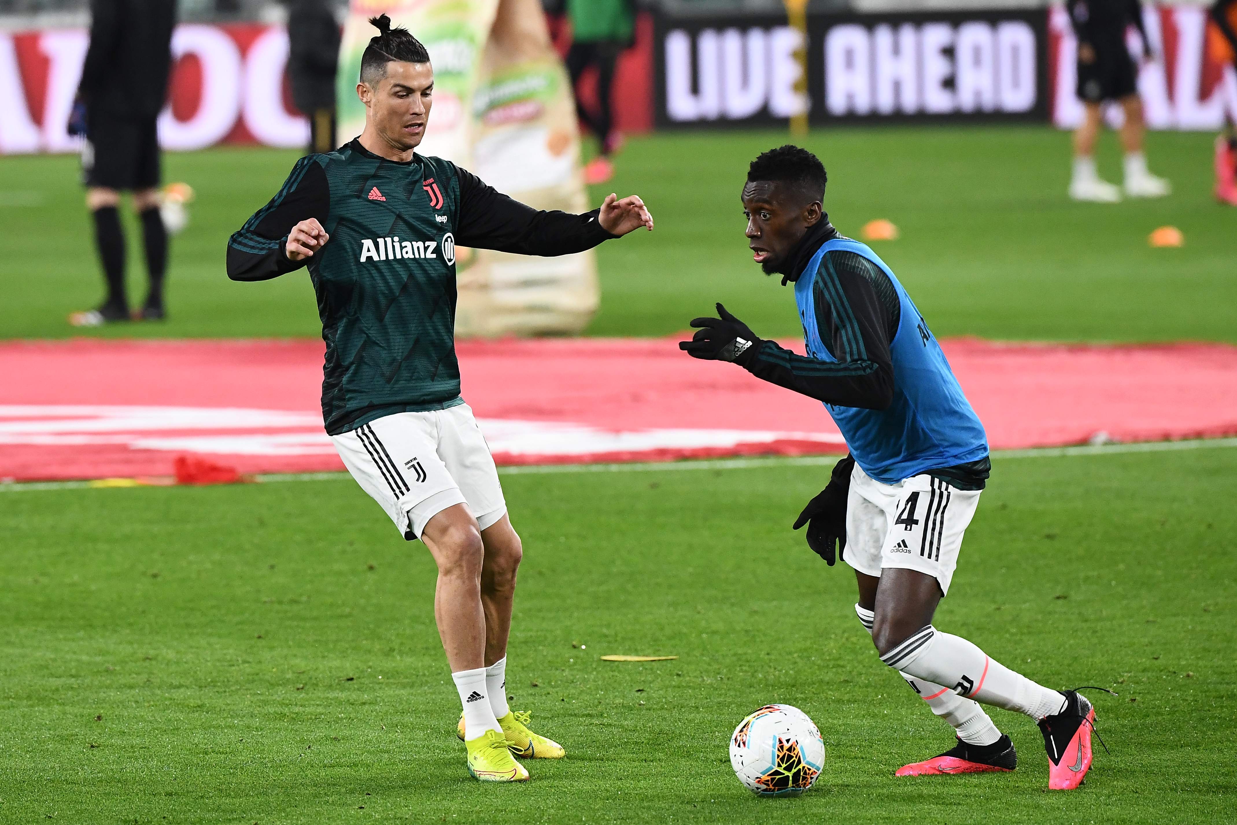 Blaise Matuidi (derecha) y Cristiano Ronaldo en una práctica de la Juventus. (Foto Prensa Libre: AFP) 