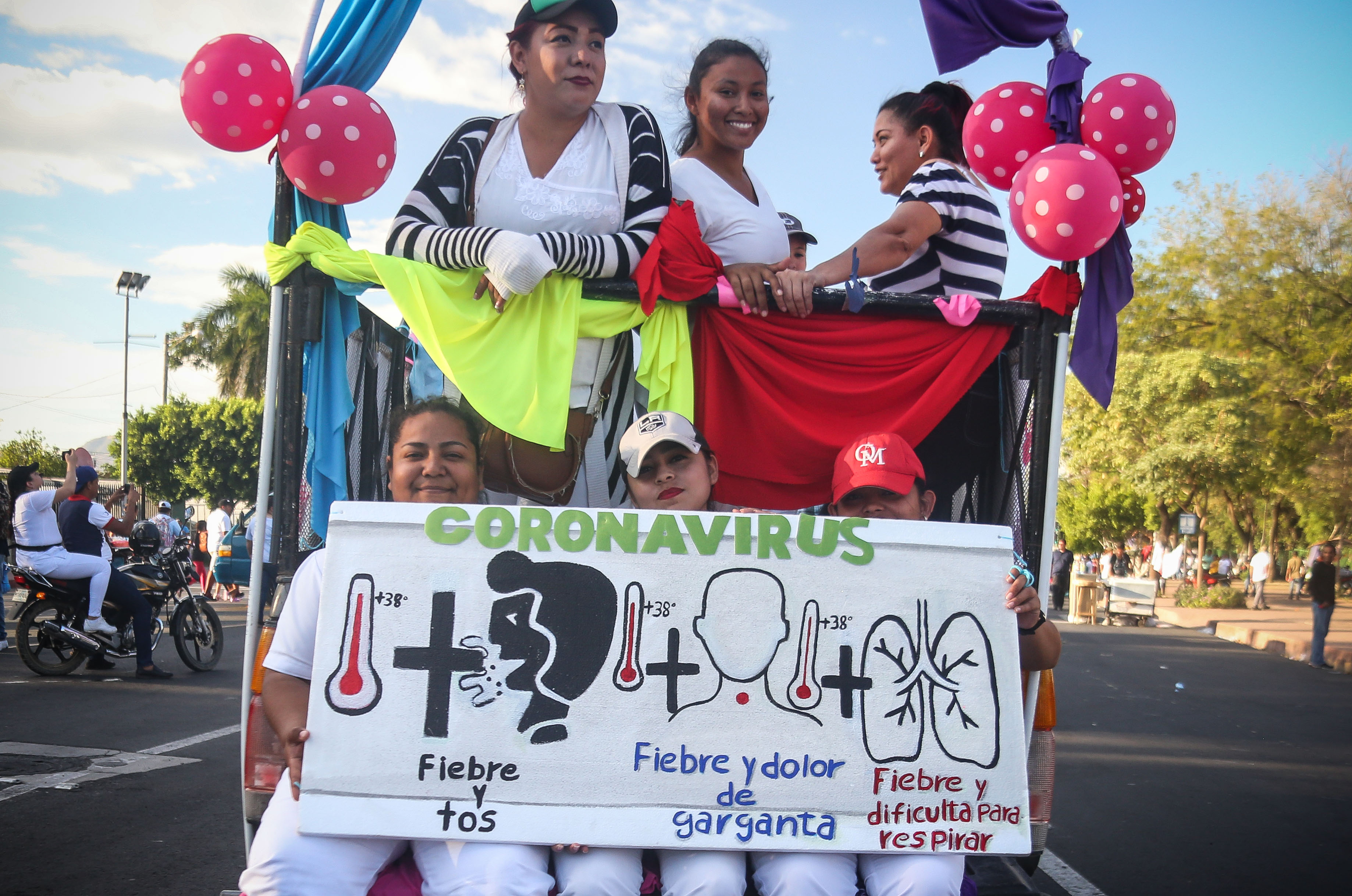 Seguidores del presidente de Nicaragua, Daniel Ortega, participaron este sábado en una multitudinaria marcha. (Foto Prensa Libre: AFP)