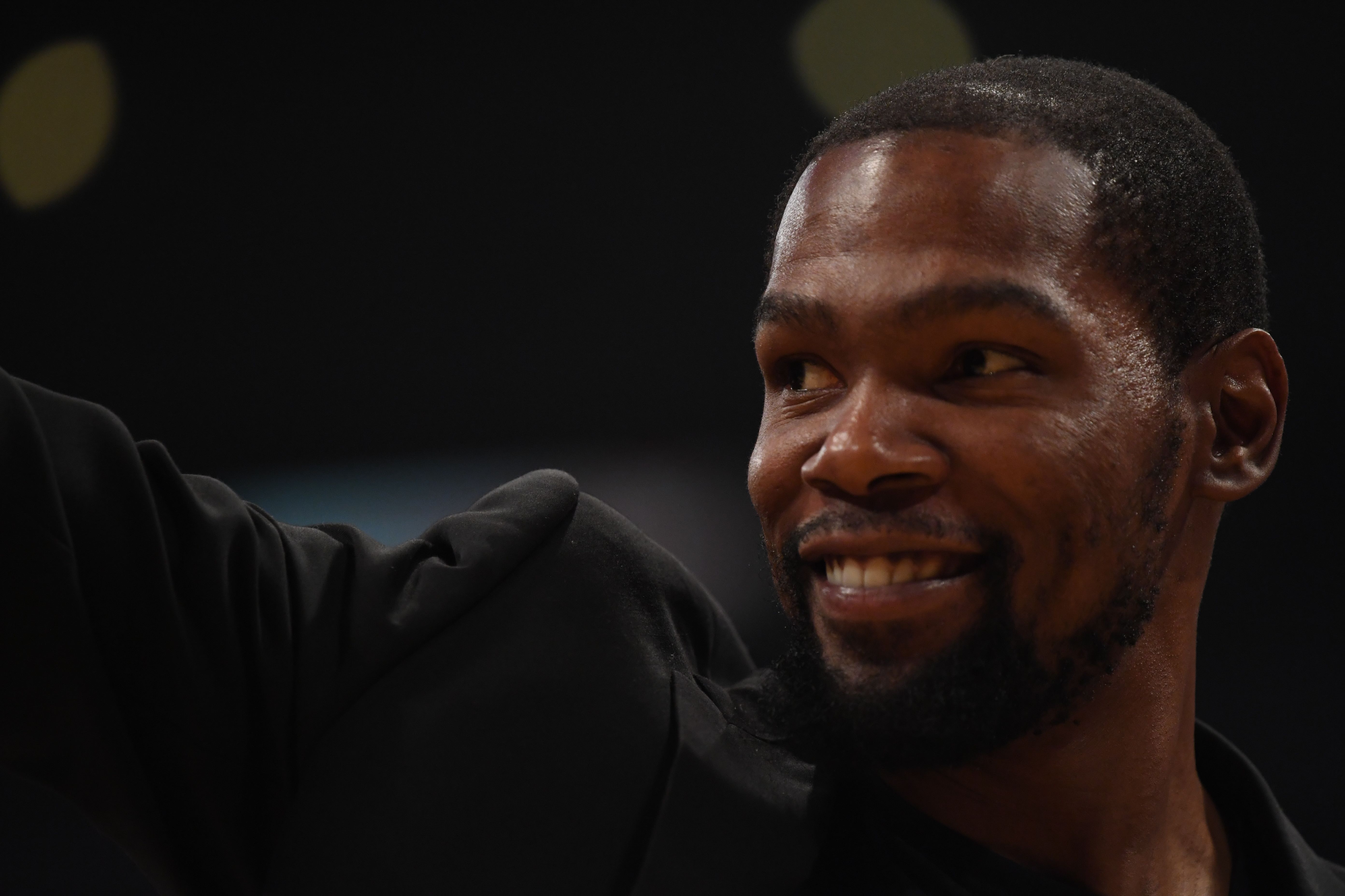 Kevin Durant es uno de los cuatro jugadores de los Nets que dio positivo por coronavirus. (Foto Prensa Libre: AFP)