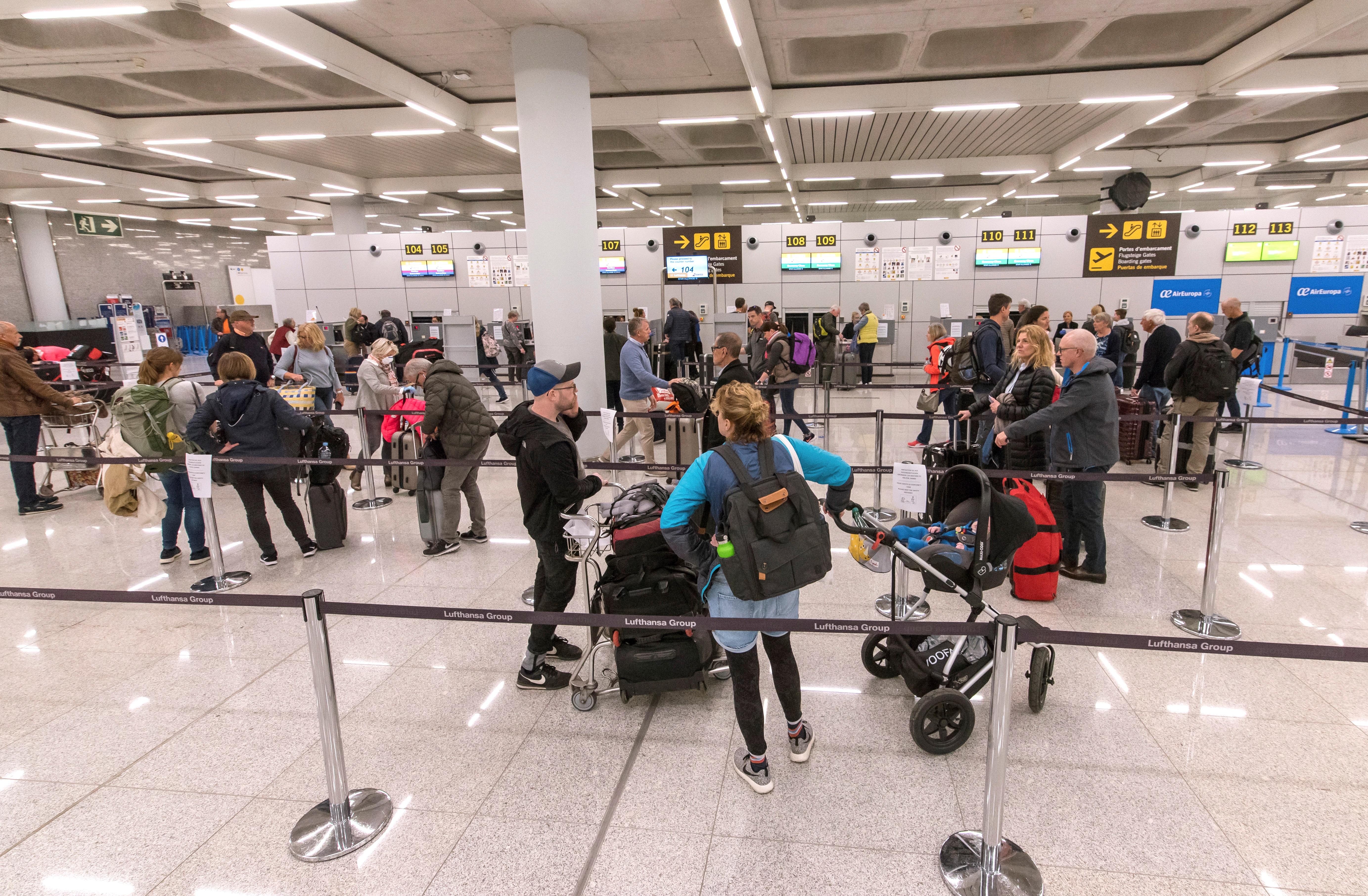 Las medidas tomadas por aerolíneas y aeropuertos, como el de Mallorca, España, afectan a a decenas de guatemaltecos en el mundo. (Foto Prensa Libre: EFE)