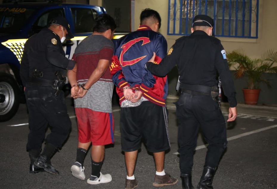 Las personas que violaron el toque de queda fueron conducidas a juzgados de turno.  (Foto: Hemeroteca PL)