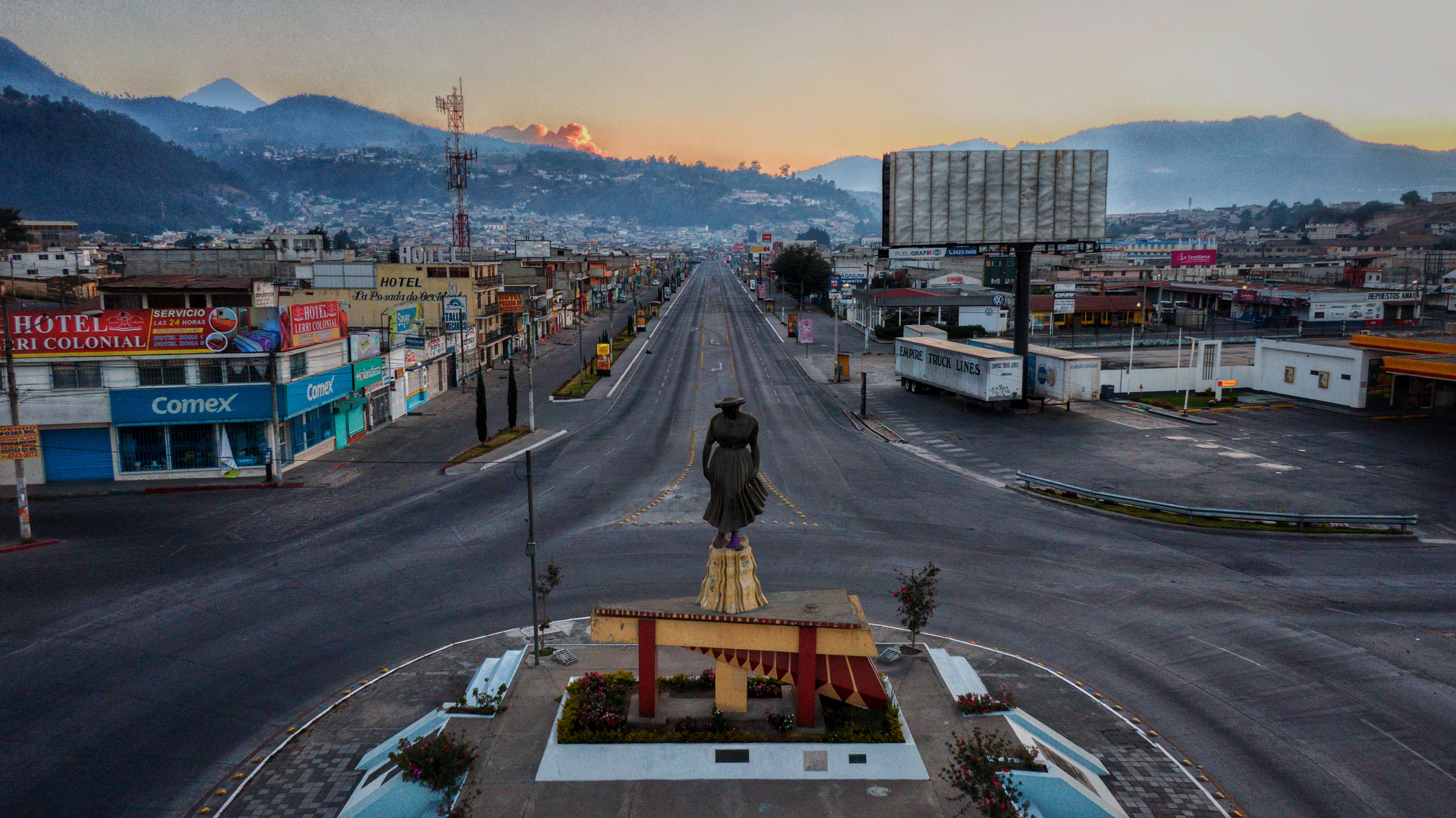 El emblemático monumento a La Marimba es testigo del silencio que guarda avenida La Independencia zona 2. (Foto Prensa Libre 
 cortesía: Arturo Castillo)