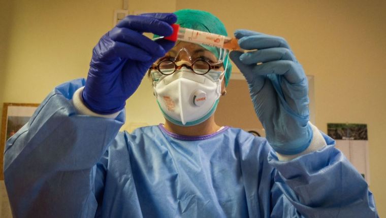 El coronavirus se ha extendido en los cinco continentes por lo que autoridades sanitarias trabajan en distintos planes para contrarrestarlo. (Foto Prensa Libre: Hemeroteca PL).