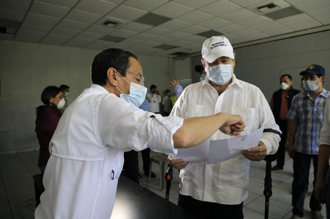 El presidente Alejandro Giammattei y el ministro de Salud Hugo Monroy supervisan últimos detalles del hospital instalado en el Parque de La Industria. (Foto Prensa Libre: Cortesía)