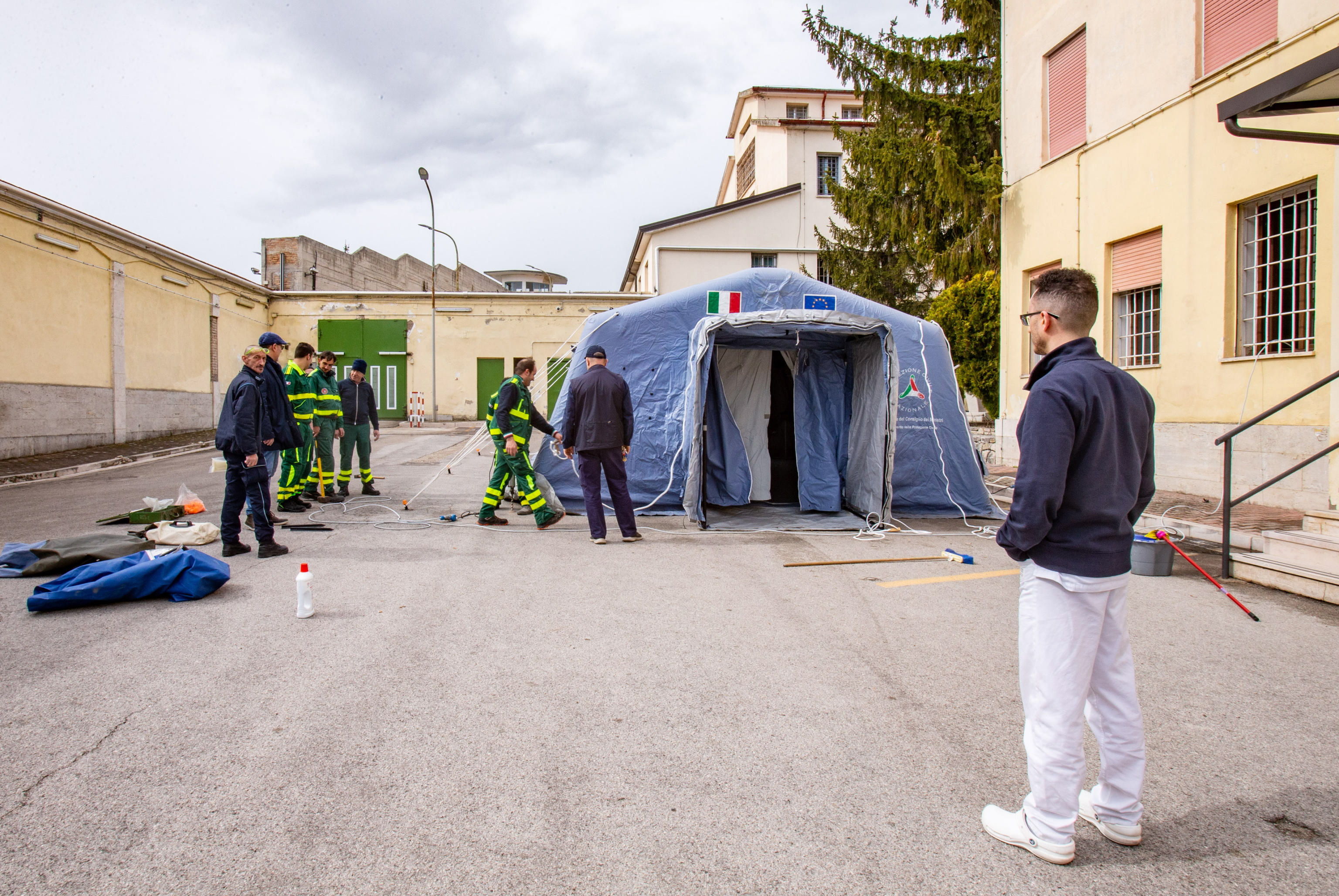 Las autoridades de Italia han tomado medidas extremas para evitar la propagación del coronavirus. (Foto Prensa Libre: EFE)