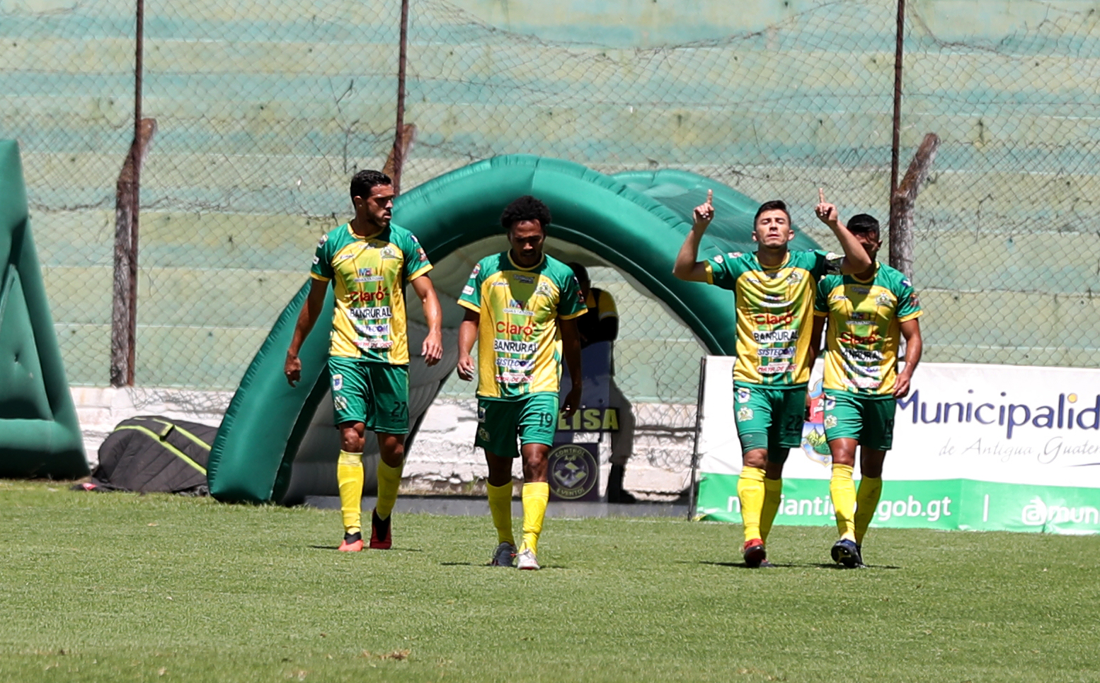 Los jugadores de Guastatoya festejan el gol de la victoria contra Antigua. (Foto Prensa Libre: Carlos Vicente).