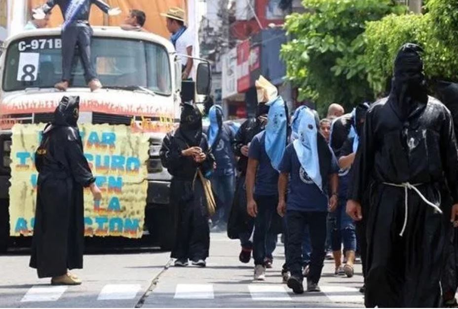 La Huelga de Dolores culmina con el desfile bufo de estudiantes de la Usac. (Foto Prensa Libre: Hemeroteca PL). 