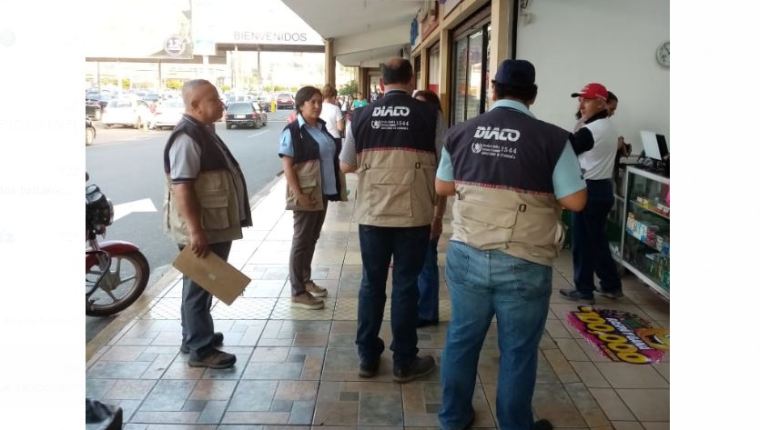 Delegados de la Diaco efectúan operativos en diversos comercios para la verificación de precios y abastecimiento de productos. (Foto Prensa Libre: cortesía Diaco)