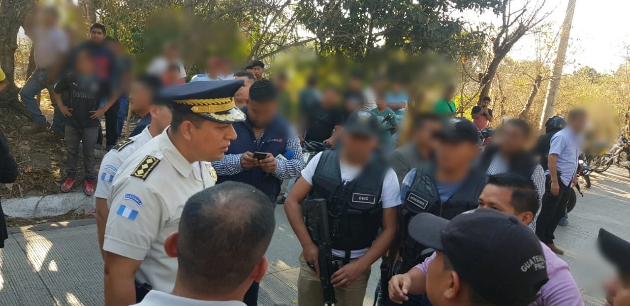 Ervin Mayen, director de la PNC, coordina acciones en busca de los atacantes de los agentes. (Foto Prensa Libre: PNC)