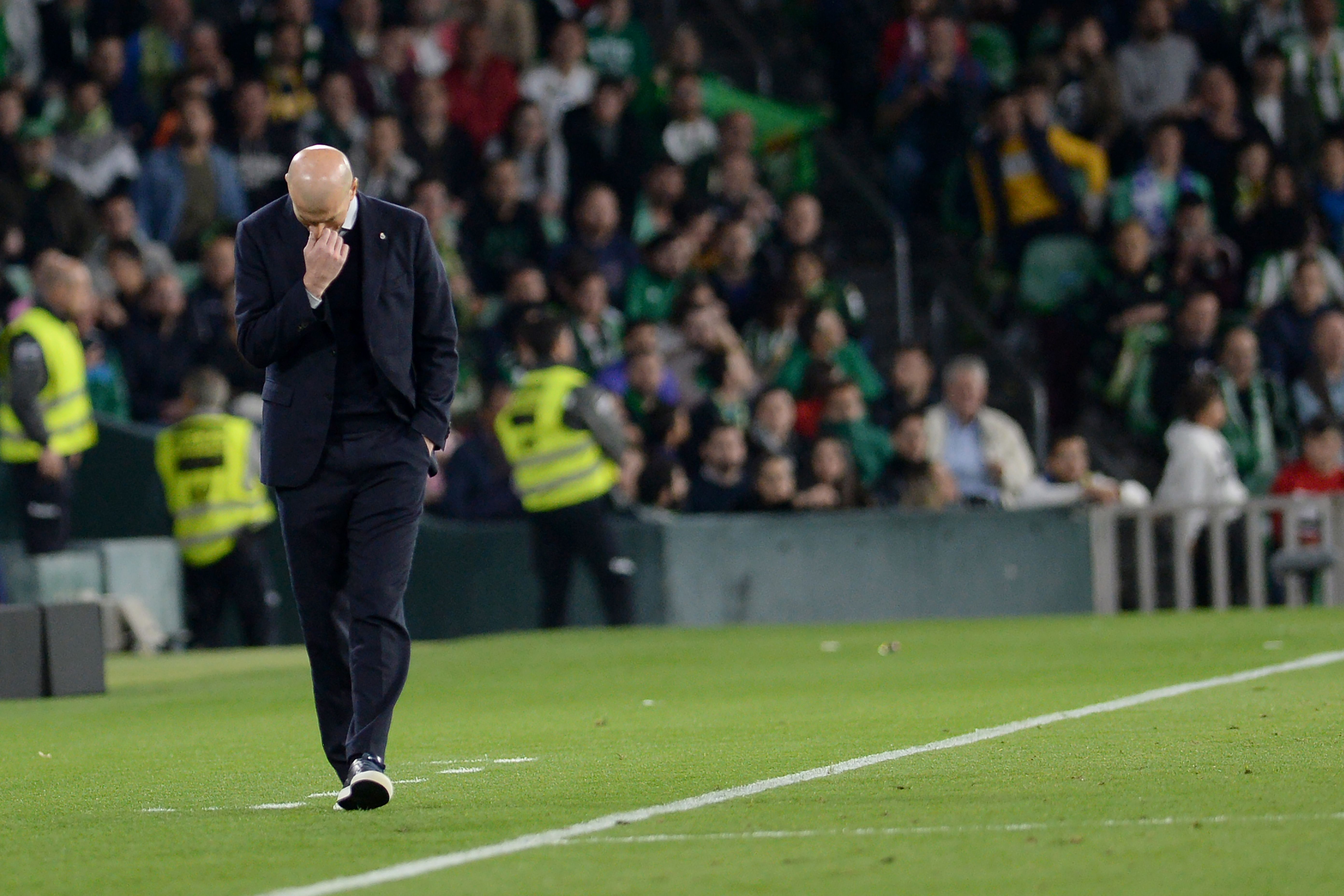 Zinedine Zidane, durante el partido frente al Betis. (Foto Prensa Libre: AFP)