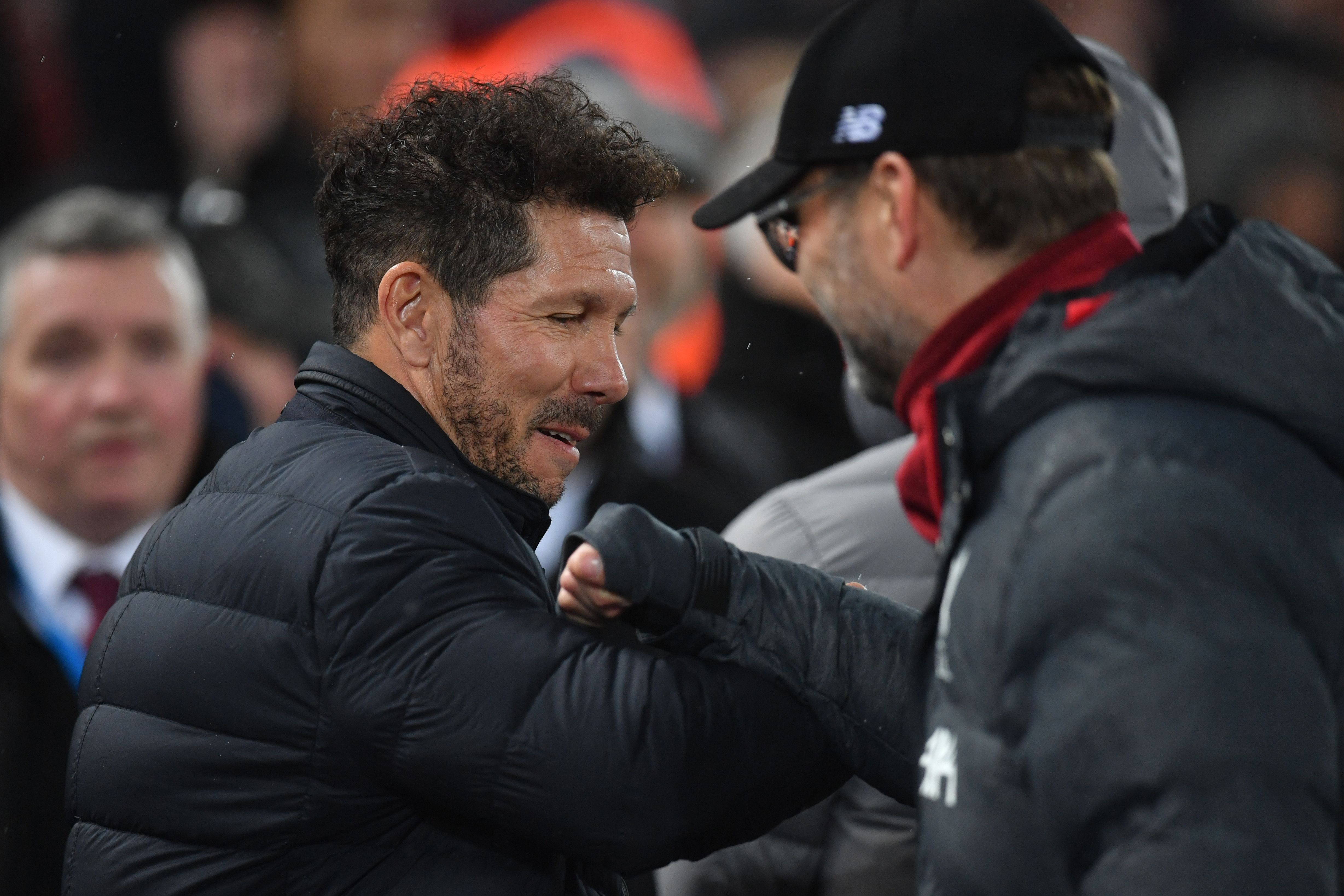 Diego Simeone y Jürgen Klopp se saludan previo al juego. (Foto Prensa Libre: AFP)