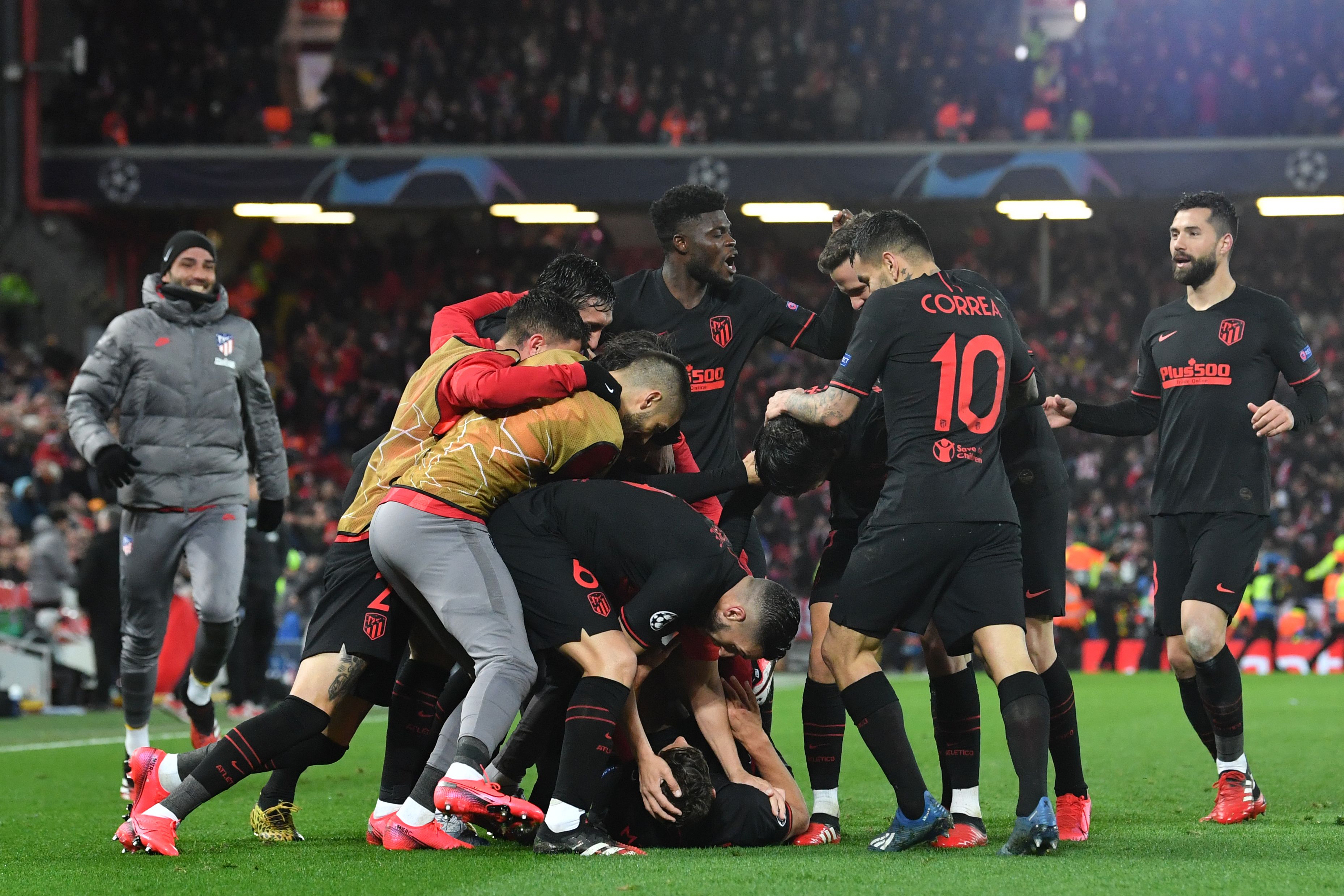 Así festejaron los jugadores del Atlético en Anfield. (Foto Prensa Libre: AFP)