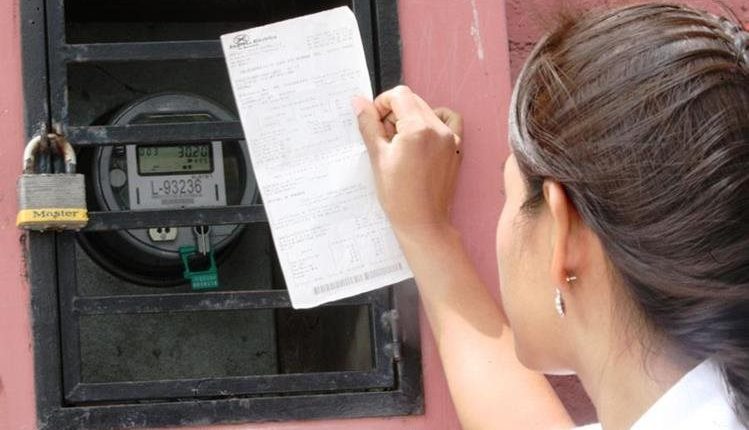 La demanda en los hogares continúa, pero en industrias, comercios y edificios de oficinas ha disminuido por la suspensión de labores y toque de queda emitido por el gobierno en prevención del coronavirus. (Foto, Prensa Libre. Hemeroteca PL).