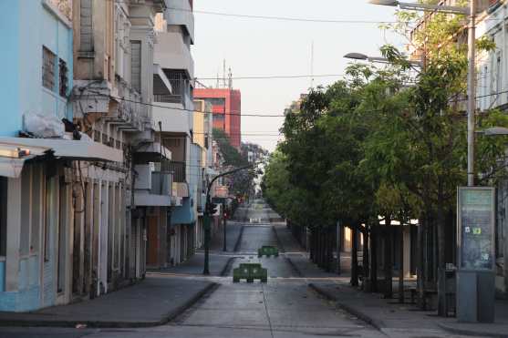 En el Paseo de la Sexta están únicamente los topes de la Policía Municipal al medio de las calles. Foto Prensa Libre: Óscar Rivas