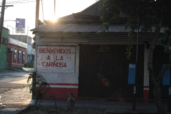 Los comercios en cercanías a la Terminal, zona 4, cierran estrictamente en el horario del toque de queda. Foto Prensa Libre: Óscar Rivas