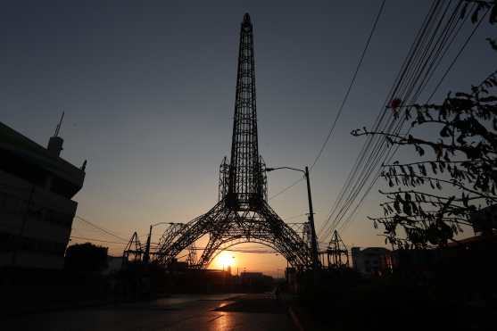 El crucero debajo de la Torre del Reformador luce sin afluencia vehícular en una tarde de martes, contrario a un martes en que las personas van a trabajar. Foto Prensa Libre: Óscar Rivas