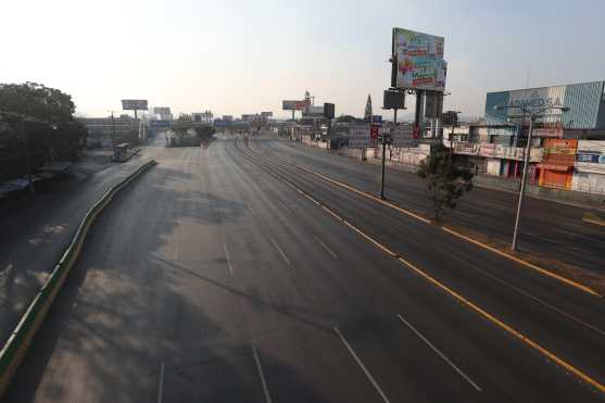 El  ingreso a las calzadas Roosevelt y San Juan e inmediaciones del Trébol, entre las zonas 11 y 7, luce desolado a las cuatro de la tarde, por el lugar pasan cientos de vehículos por la tarde. Foto Prensa Libre: Óscar Rivas