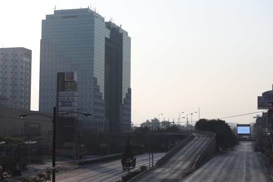 El ingreso a los centros comerciales en la zona 11 está en total calma. Foto Prensa Libre: Óscar Rivas