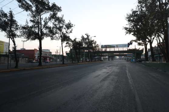 El ingreso a la colonia Bethania en la zona 7 se ve desierto justo antes del ocaso, por el lugar pasan las personas que se dirigen a la Universidad de San Carlos, el sur de la capital, el Naranjo y Mixco. Foto Prensa Libre: Óscar Rivas