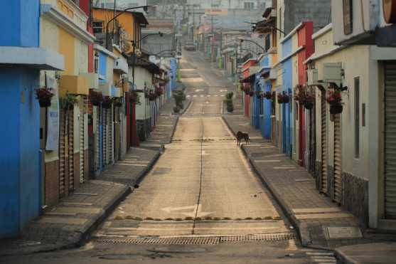 La Calle Real en Mixco resalta el color del atardecer por las calles desoladas. Foto Prensa Libre: Byron García