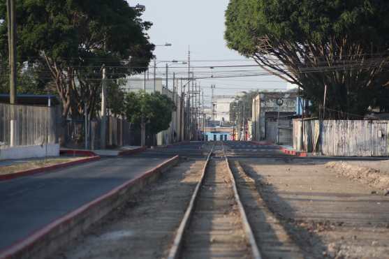 Varios lugares que son transitados en la zona 1 se han visto desolados, como la línea del tren en la 14 avenida. Foto Prensa Libre: Óscar Rivas