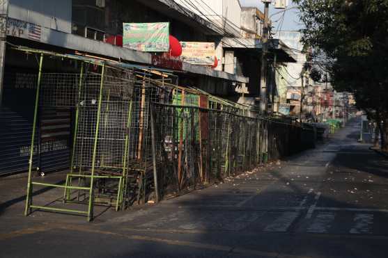 Los locales de las ventas en la 18 calle de la zona 1 se ven completamente vacíos ante la emergencia. Foto Prensa Libre: Óscar Rivas