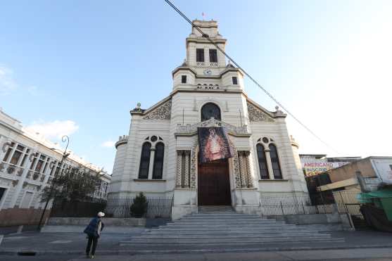 Una persona en situación de calle observa la imagen de la Virgen de los Remedios en la iglesia El Calvario, zona 1 de Guatemala. Foto Prensa Libre: Óscar Rivas