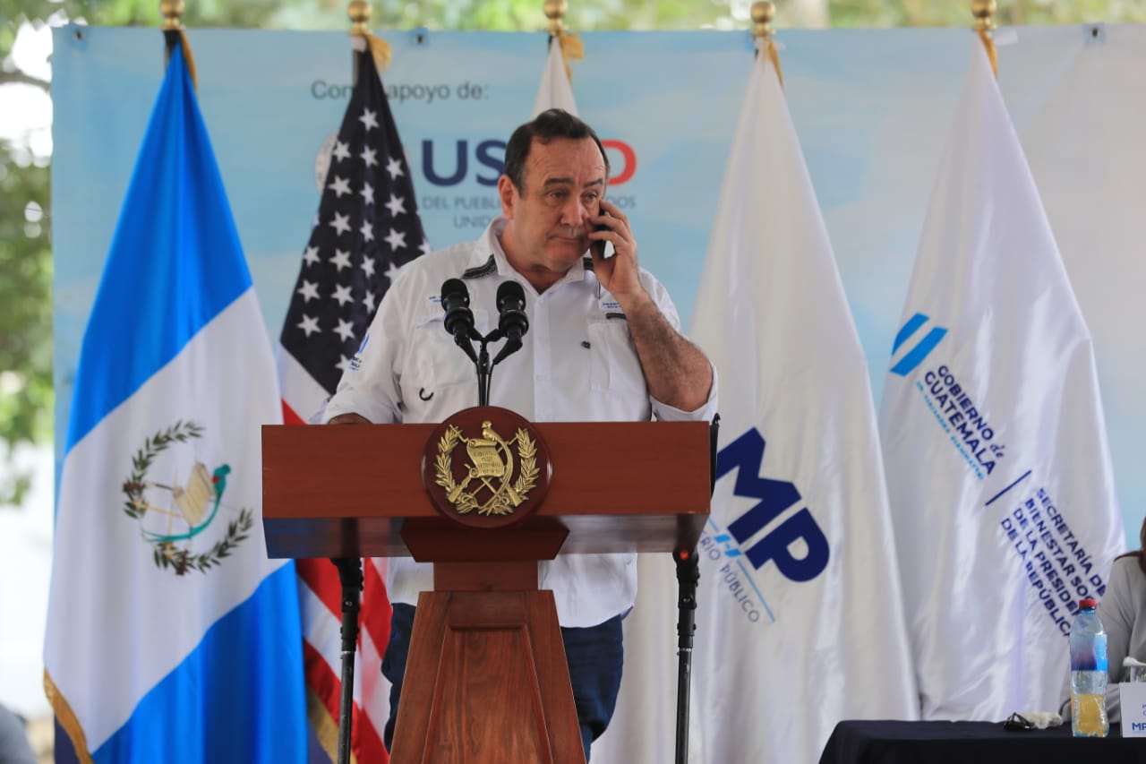 El presidente Alejandro Giammattei durante la llamada. (Foto Prensa Libre: Juan Diego González).