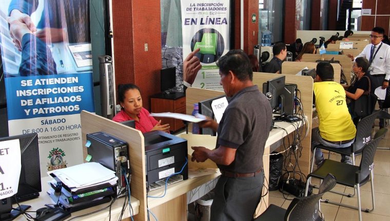 El IGSS, el Irtra y el Intecap, prorrogaron el plazo para el pago de las cuotas patronales de marzo, abril y mayo, y se podrán diferir durante varios meses. Foto con fines ilustrativos. (Foto Prensa Libre: Rosa María Bolaños)