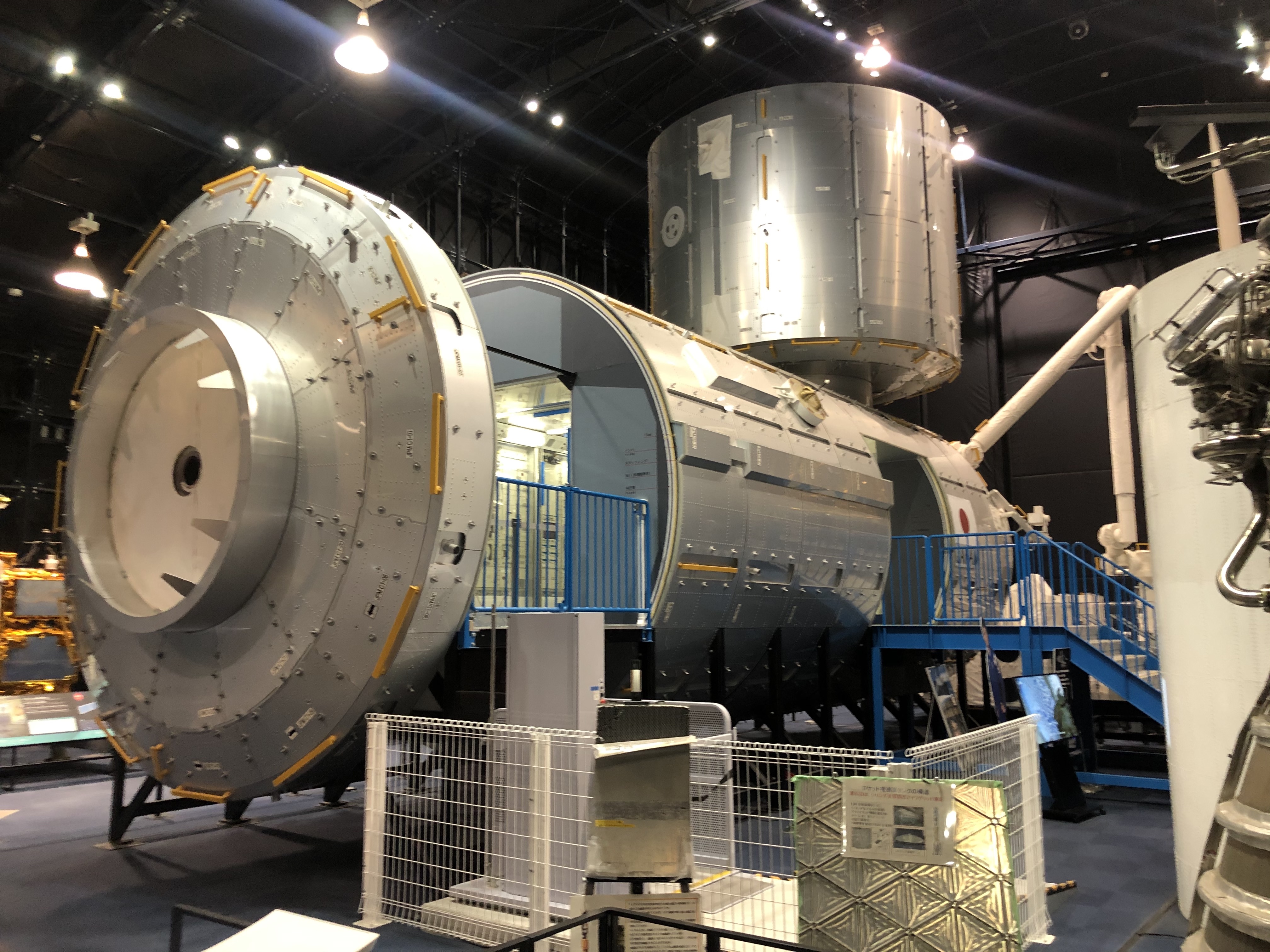 Modelo a escala del Módulo de Investigación "Kibo" de la Estación Espacial Internacional, ubicado en el Centro Espacial de JAXA en Tsukuba, Japón. En este lugar se preparará al Quetzal-1 previo a ser lanzado a su órbita en abril próximo. (Foto Prensa Libre: Daniel Guillén Flores)