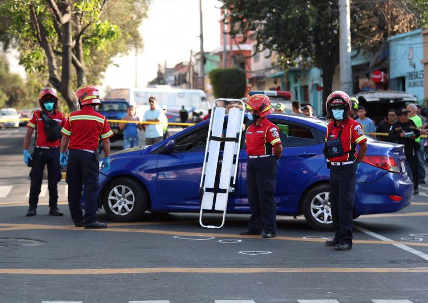 La víctima quedó en un vehículo en la la Avenida Elena y 9a calle de la zona 1. (Foto Prensa Libre: Miriam Figueroa).