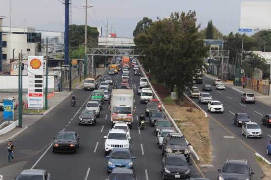 El intendente de Tránsito, Amilcar Montejo, indicó que las personas que viven fuera de la capital deben tomar como medida de precaución salir dos horas antes del toque de queda. Foto Prensa Libre: Byron García