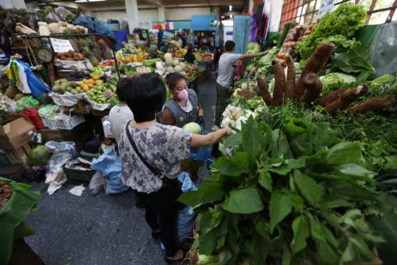 Según los vendedores en el lugar se ofrecen frutas y vegetales frescos, por ello tratan de comprar lo mínimo, indicó una de las vendedoras consultadas. Foto Prensa Libre: Óscar Rivas