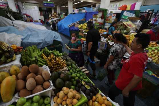 Otra de las locatarias indicó que algunas personas se enojan cuando se les pide que no toquen el producto, pero es necesario indicarles que no pueden tocarlo. Foto Prensa Libre: Óscar Rivas 