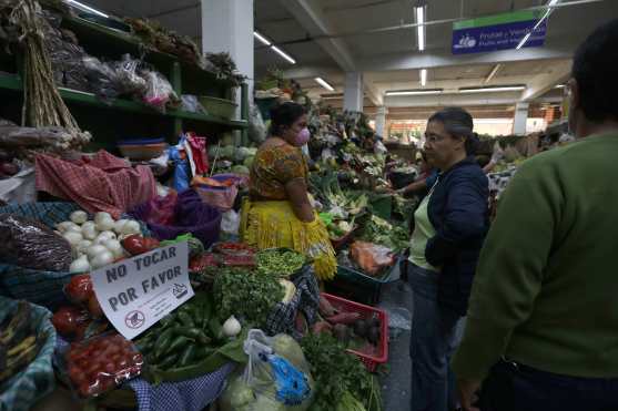 Desde este lunes se organizaron para comprar mascarillas y poner algunos rótulos. Foto Prensa Libre: Óscar Rivas