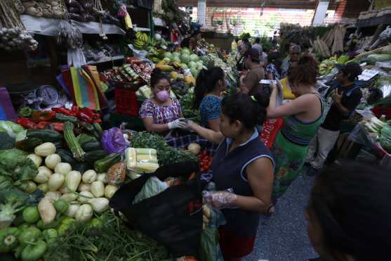 Algunos de los vendedores también usan guantes desechables. Foto Prensa Libre: Óscar Rivas